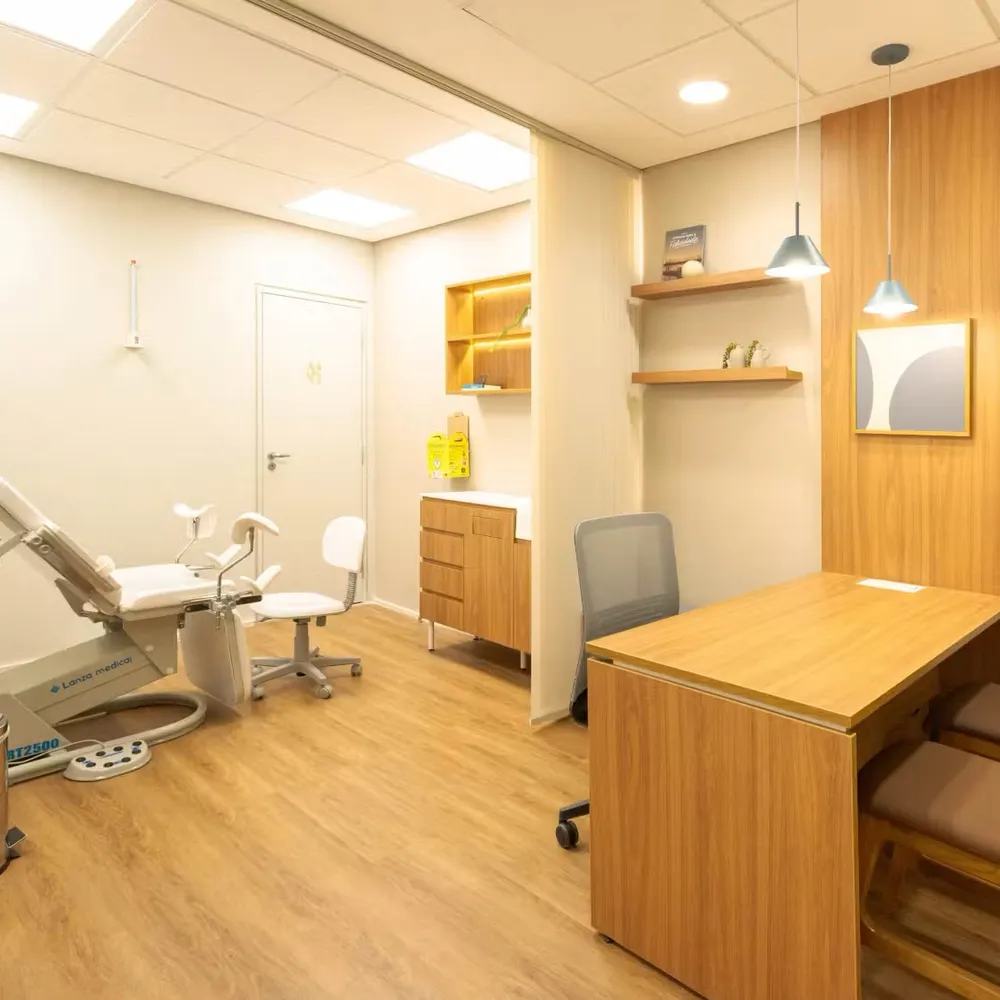 Sala de atendimento, com maca, mesa e armários